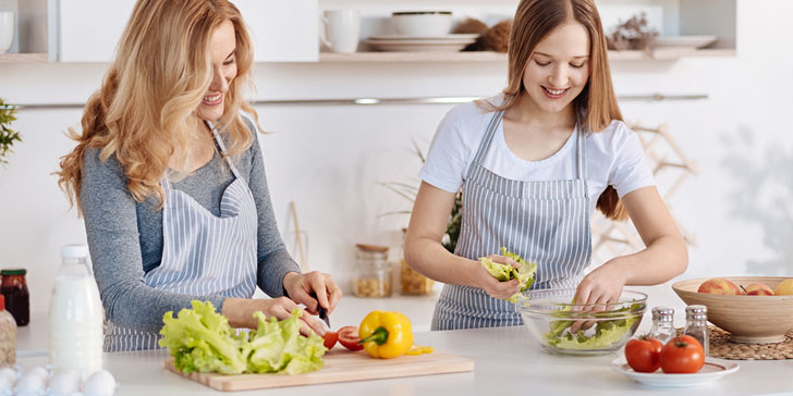 женщины готовят овощной салат