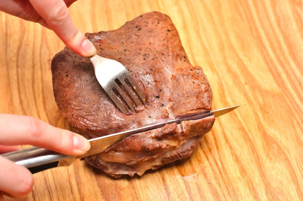 Мясо режут ножом